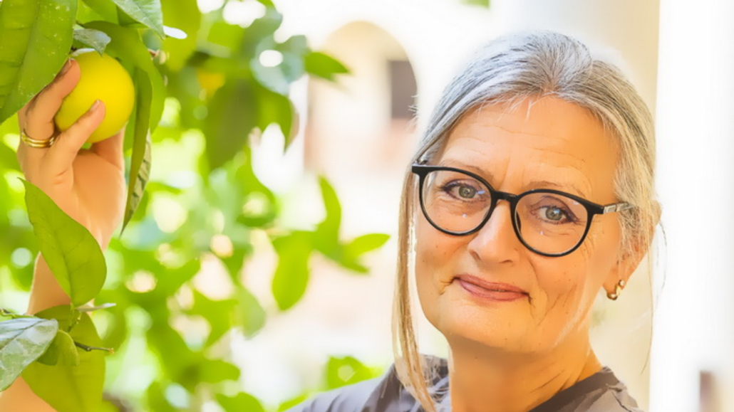 Frau Anfang 50 in den Wechseljahren, ohne Figurprobleme