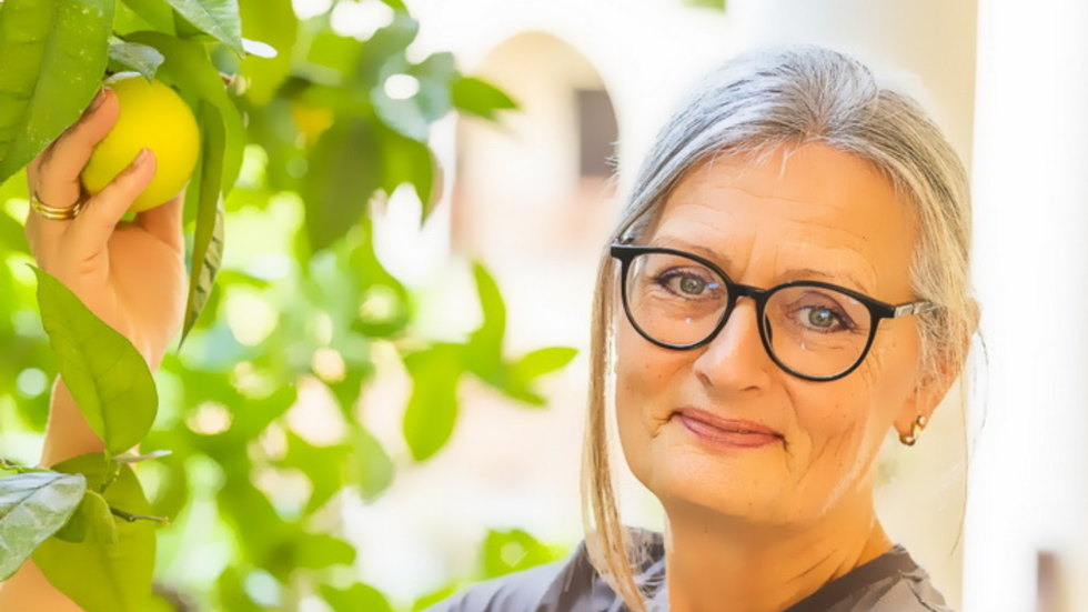 Frau Anfang 50 in den Wechseljahren, ohne Figurprobleme